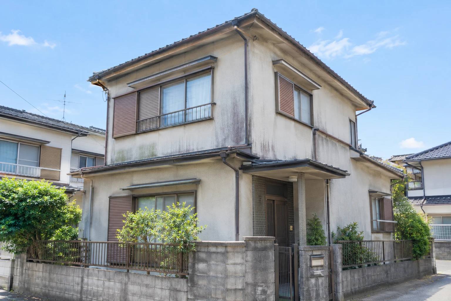 塗装前。色あせて、ところどころ黒ずんだ外壁